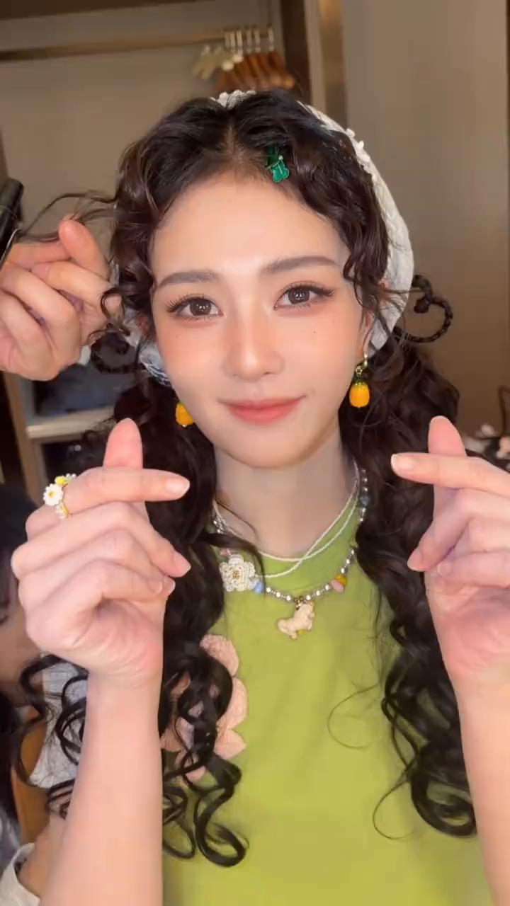 笑死，白鹿这下真的是越努力越心酸。和李晨这几天的互动比过去几年的加起来都多，好像