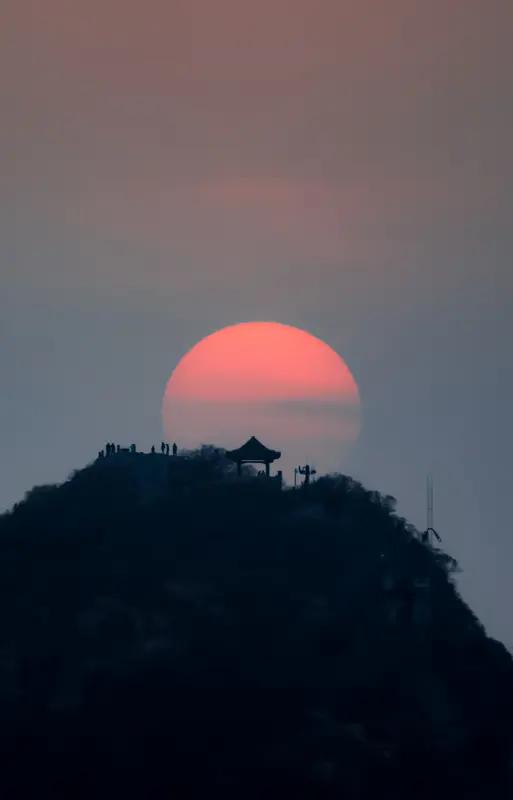 千山迎落日,谁能接住这下半句? “千山迎落日”，这画面感绝了，群山在夕阳下像是在