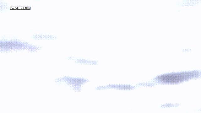 精彩！当地时间5月24日，乌克兰方面公开了一批，俄军轰炸基辅的画面，其中精彩一幕