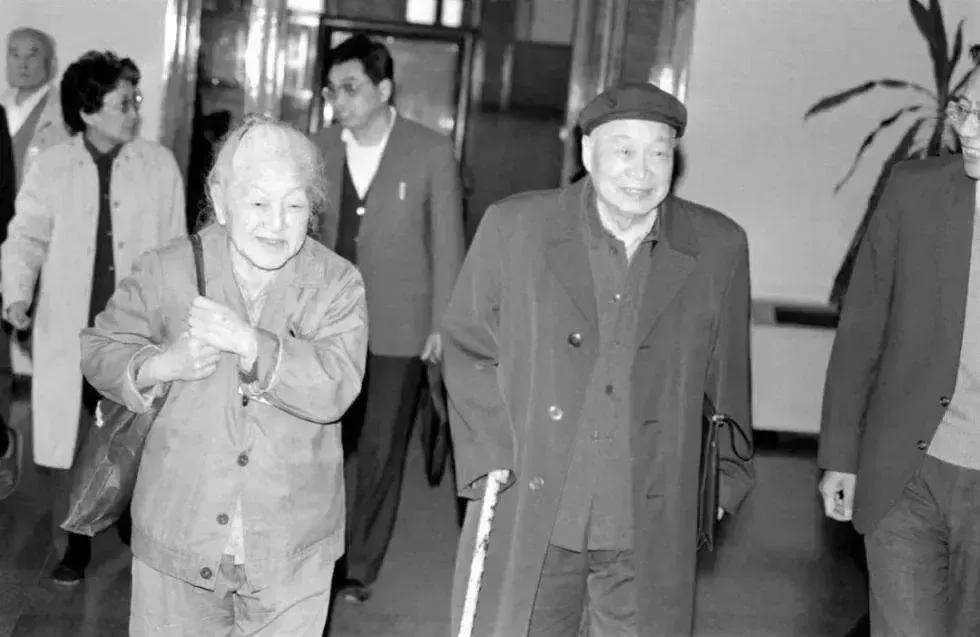 1978年，钱三强的妻子在菜市场摸了一下冬笋，售货员见她穿着带补丁的衣服，翻了一