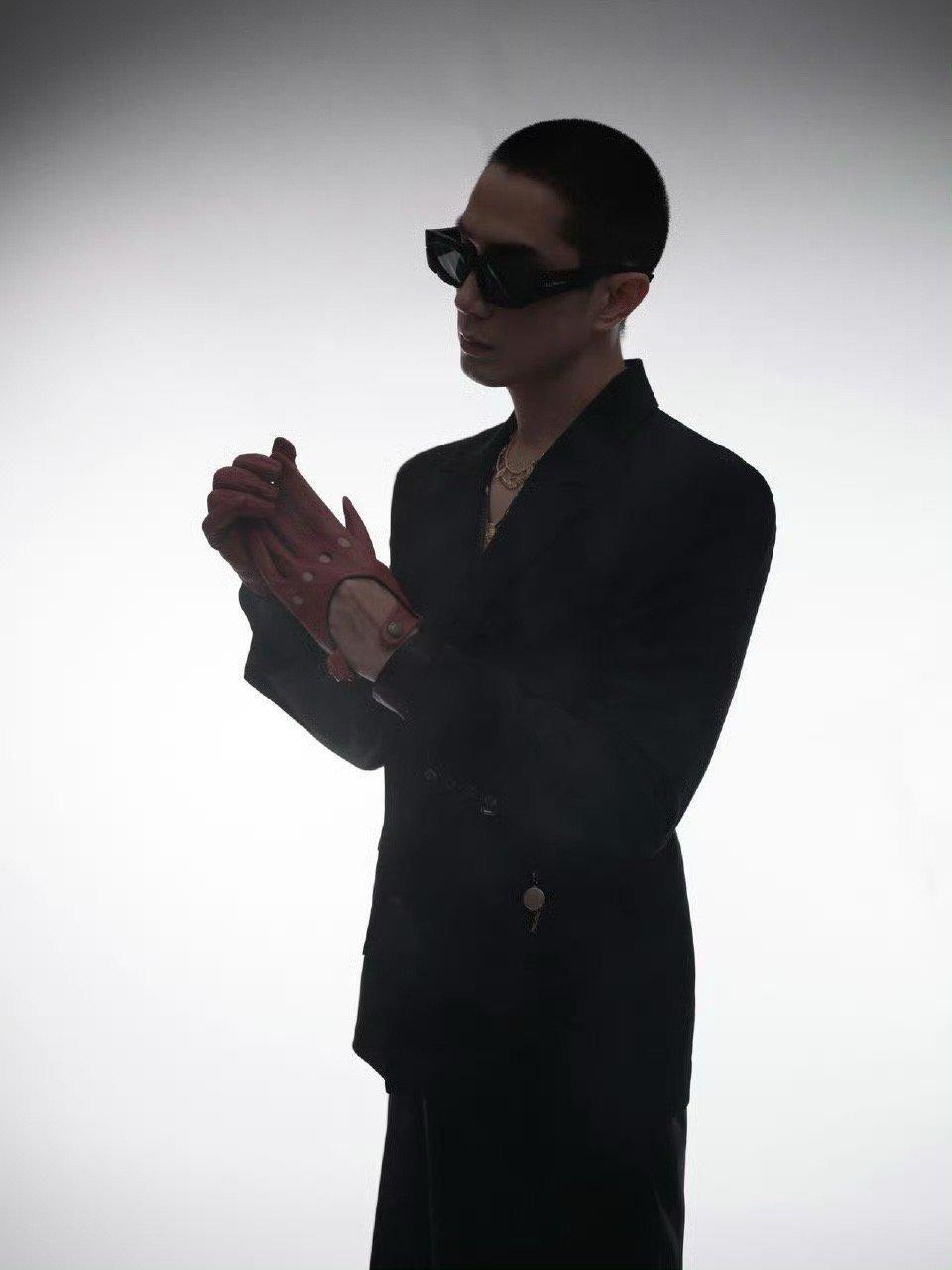 李承铉头发是自己手搓的民间剃头艺人这个称呼很有趣。能够自己打理出满意的发型，不仅