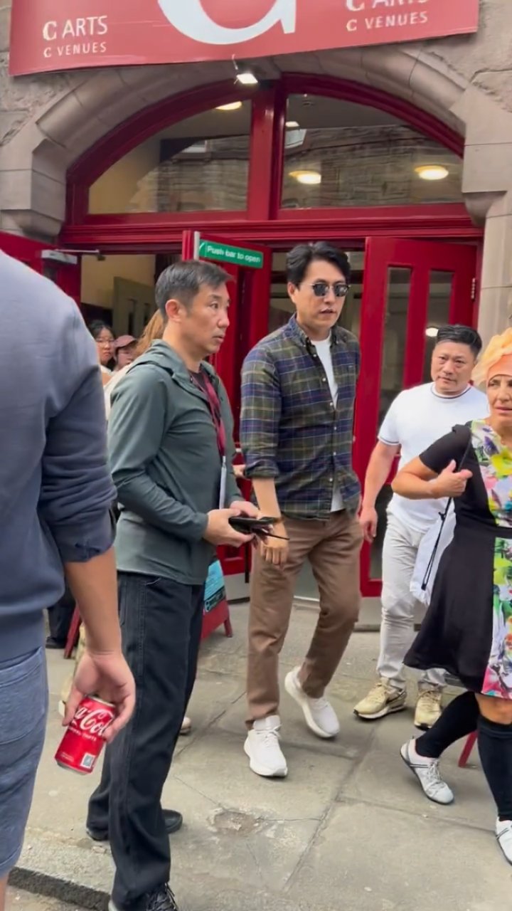 贺涵你怎么跑爱丁堡去了，不来徐家汇接我了吗网友爱丁堡偶遇靳东贺涵怎么跑爱丁堡去了
