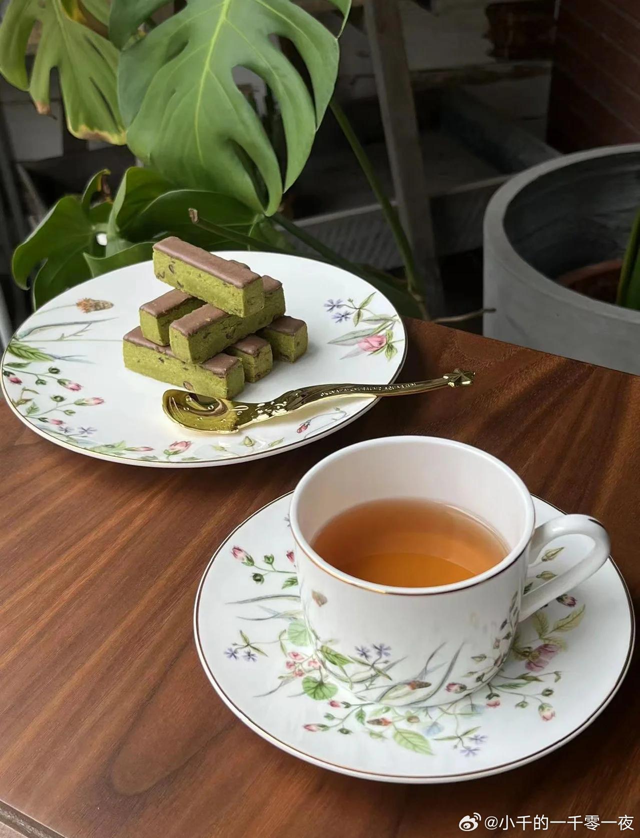 每天都要善待自己呀~比如，绿色的糕点，橘色的花🌸生活碎片