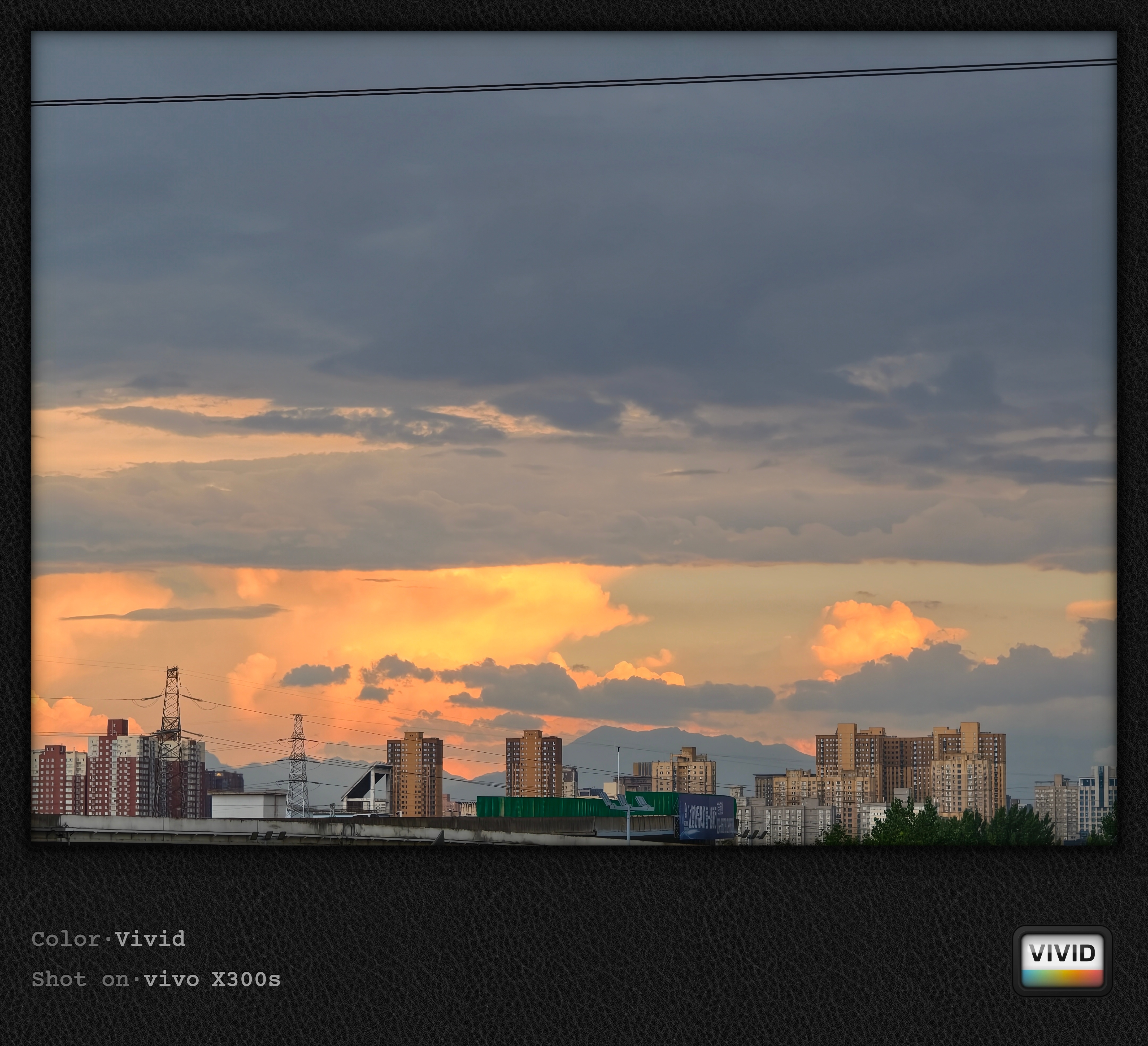 西安最近天气有点特别，一边夕阳晚霞，一边乌云遮天。 西安