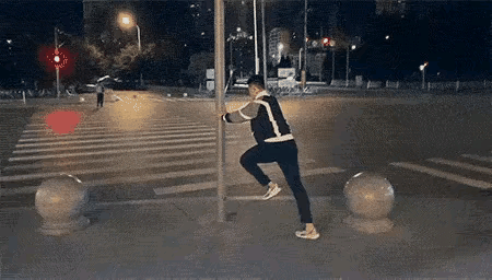 百米冲刺啊？
这红绿灯设计的也太紧凑了，没有跑百米速度你肯定过不去，那就意味着你