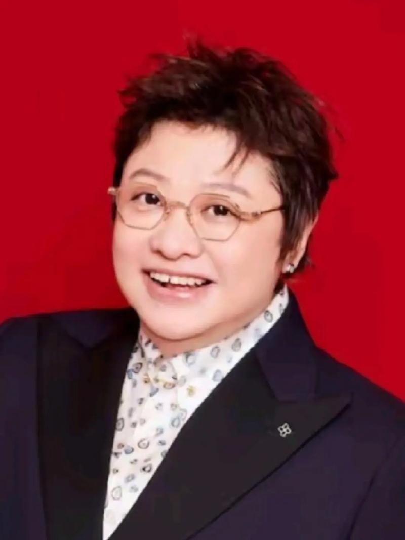 官媒也下场评论韩红为冯小刚电影《抓特务》走个面儿的事件了，我的态度是——❶冯小刚