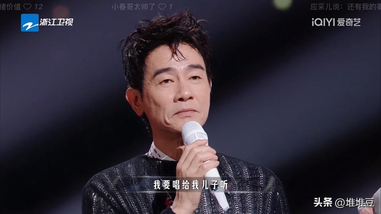主持人问陈小春：“你改编的《badboy》是写给谁听的？”前一秒还手舞足蹈、痞气