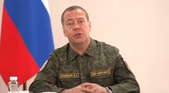 “会被自己人吊死”：梅德韦杰夫谈泽连斯基的命运

2月23日，俄罗斯联邦安全会议