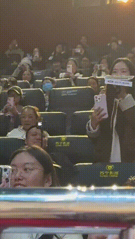 成龙 半个四川人马丽 劳资蜀道山被路演这段反复逗笑，马丽台词一出来氛围感拉满，成