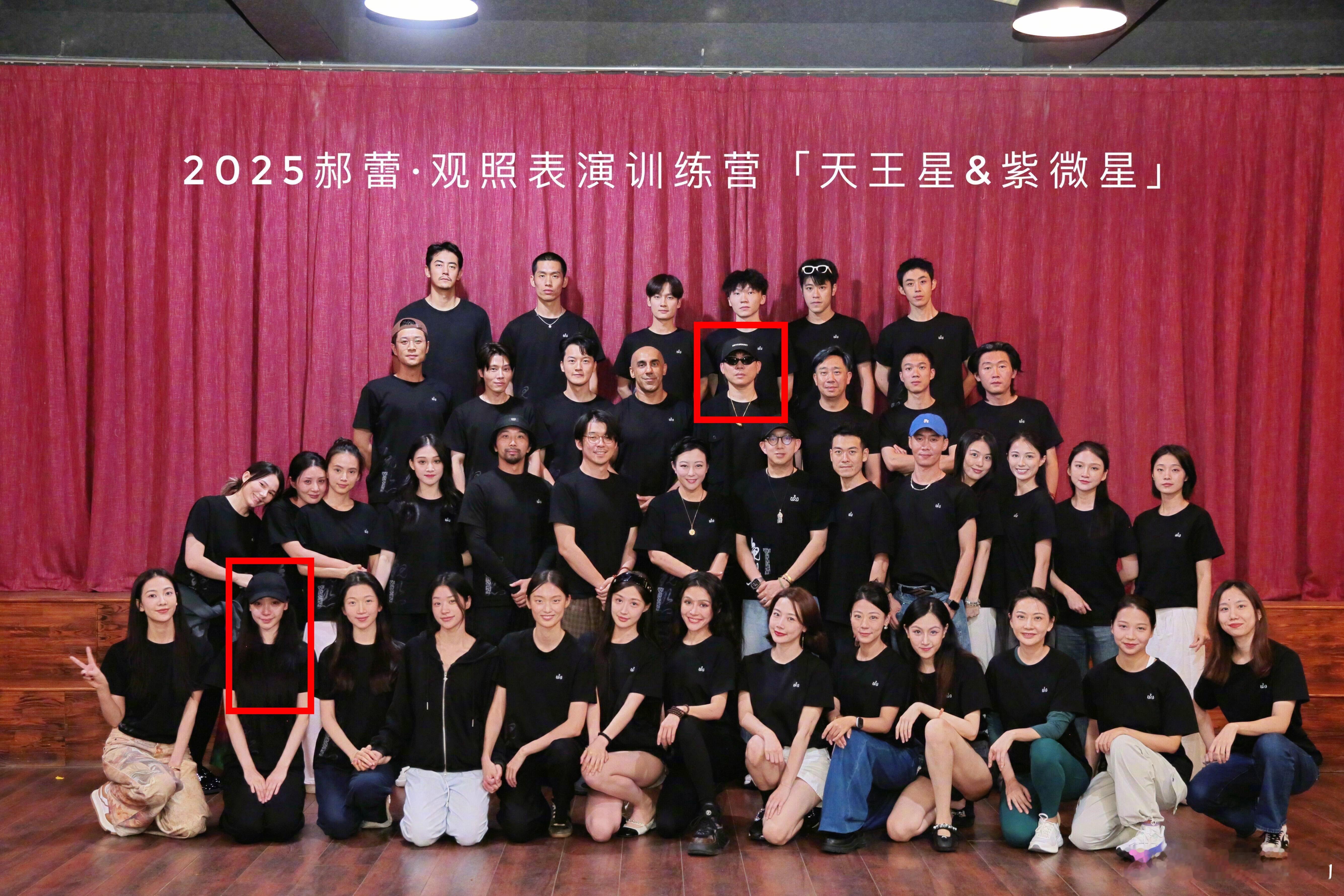 原来胡彦斌易梦玲恋情早就有迹可循了，两人都参加了郝蕾表演训练营结课活动，易梦玲作