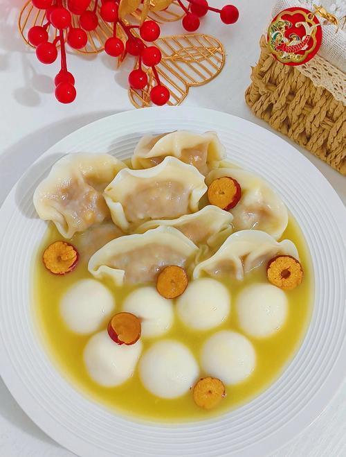 冬至吃饺子和汤圆区别可大了。从地区偏好来看，北方人偏爱饺子，南方人更钟情汤圆。就