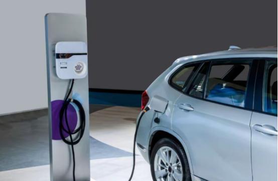 日本最先研究出了氢能电池，于是日本申请了上千个专利，独家生产，等着躺着挣钱，结果