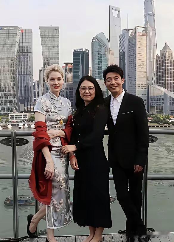 撒贝宁的妻子是加拿大籍，因她非常崇拜中国唐代大诗人李白而取中文名叫“李白”，还有