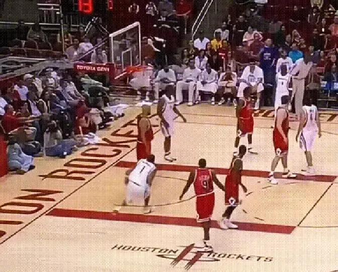 膝盖报废那年，他才28岁。
 
麦迪最后一次穿火箭球衣，队医递来的报告写着：膝盖