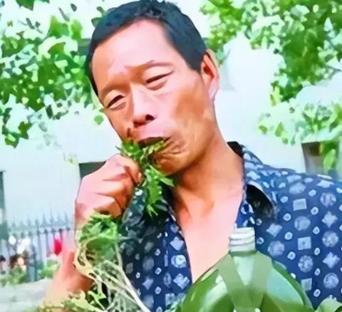 自1976年起，重庆一男子迷上吃草，34年来共吃掉约40吨，对肉类气味极度反感，