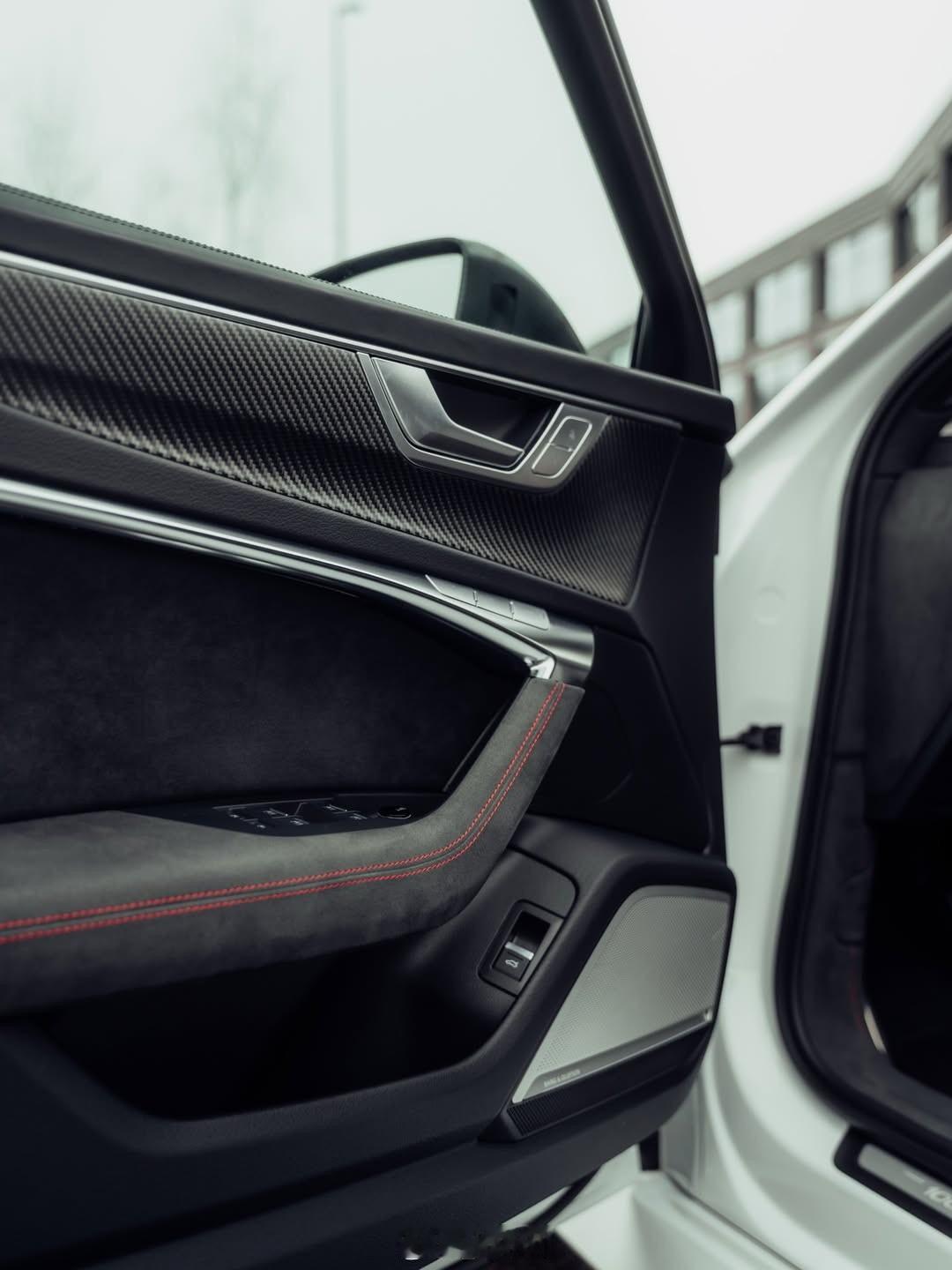 奥迪奥迪RS6 Avant  白白的奥迪RS6 Avant，优雅的白，暴力的核—