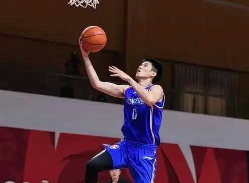 吉林队，曾经的“巨人杀手”，这次在主场被排名第16的天津队击败，比分定格在102