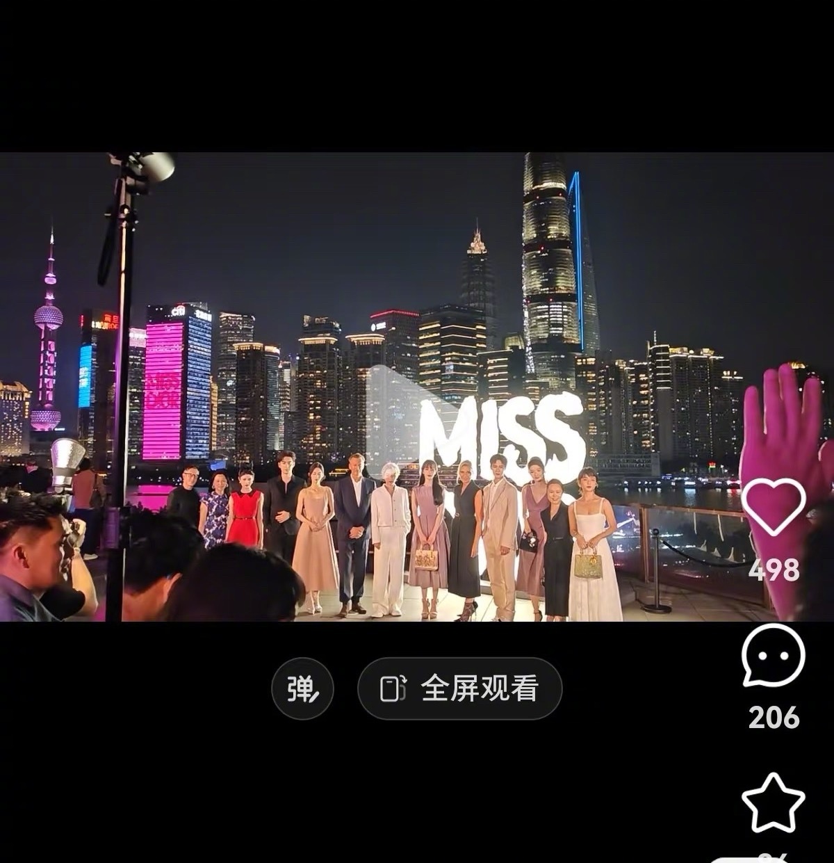 迪奥活动竟然有好几种站位，有刘雨昕在C位的，也有迪丽热巴在C位的… ​​​