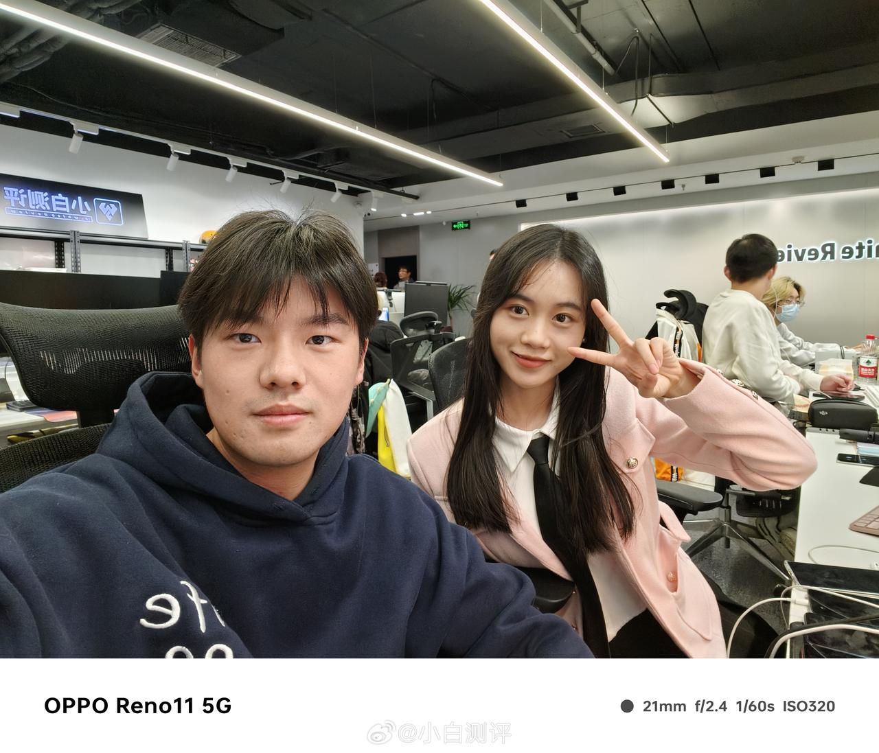 之前小伙伴用OPPO Reno11和荣耀100随手自拍了两张，更喜欢谁？[灵光一