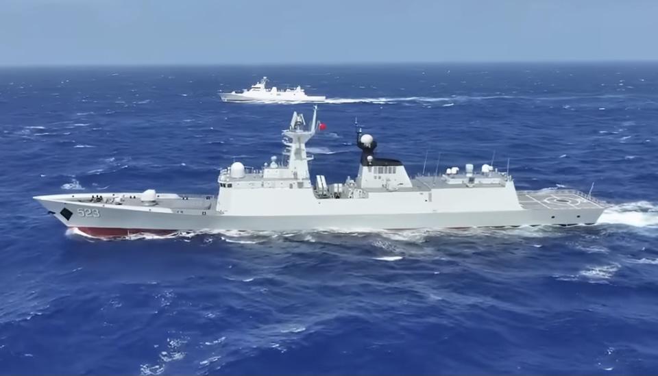 印尼已经打样了！8月12日，中国海军红河舰与印尼海军“莱”号护卫舰位台岛以东海域