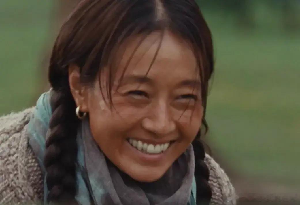 这居然是马伊琍， 真的差点没有认不出来！草原上皮肤粗糙的中年妇女，很土的造型，演