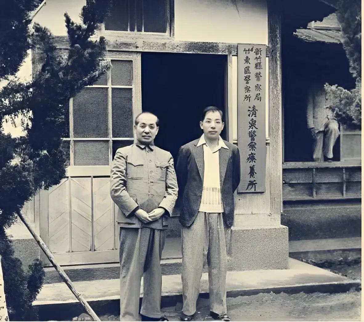 下图是张学良和看管自己的特务刘乙光的合影。让人意外的是，张学良长期遭受刘乙光虐待