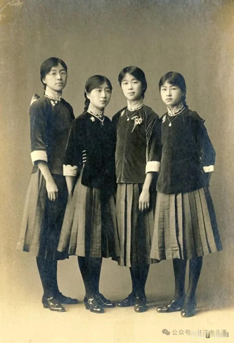 1916年，12岁林徽因全家搬到北京，就读于北京培华女子中学。

培华女子中学是
