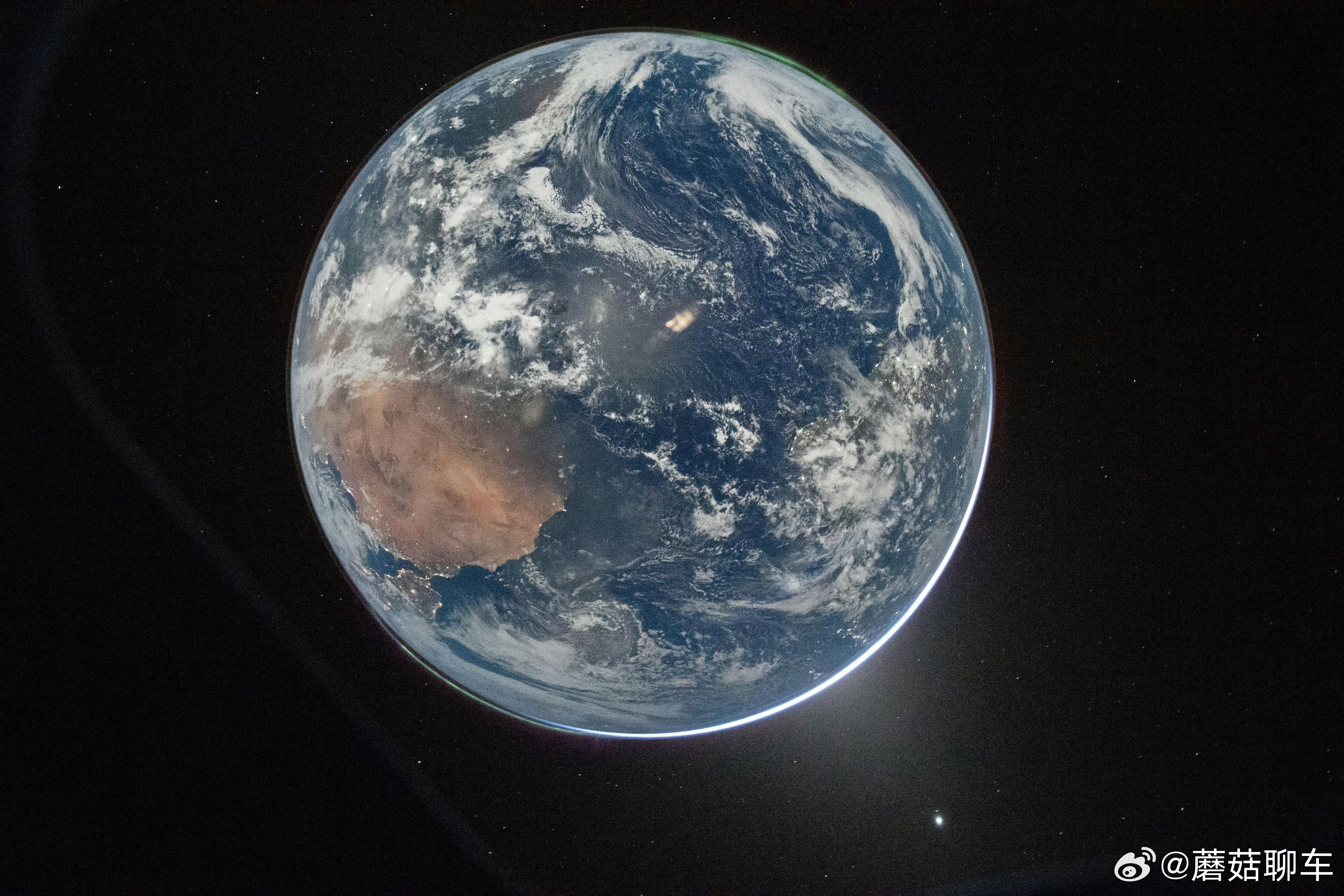 阿尔忒弥斯二号宇航员拍摄的地球和金星噪点有点多啊～