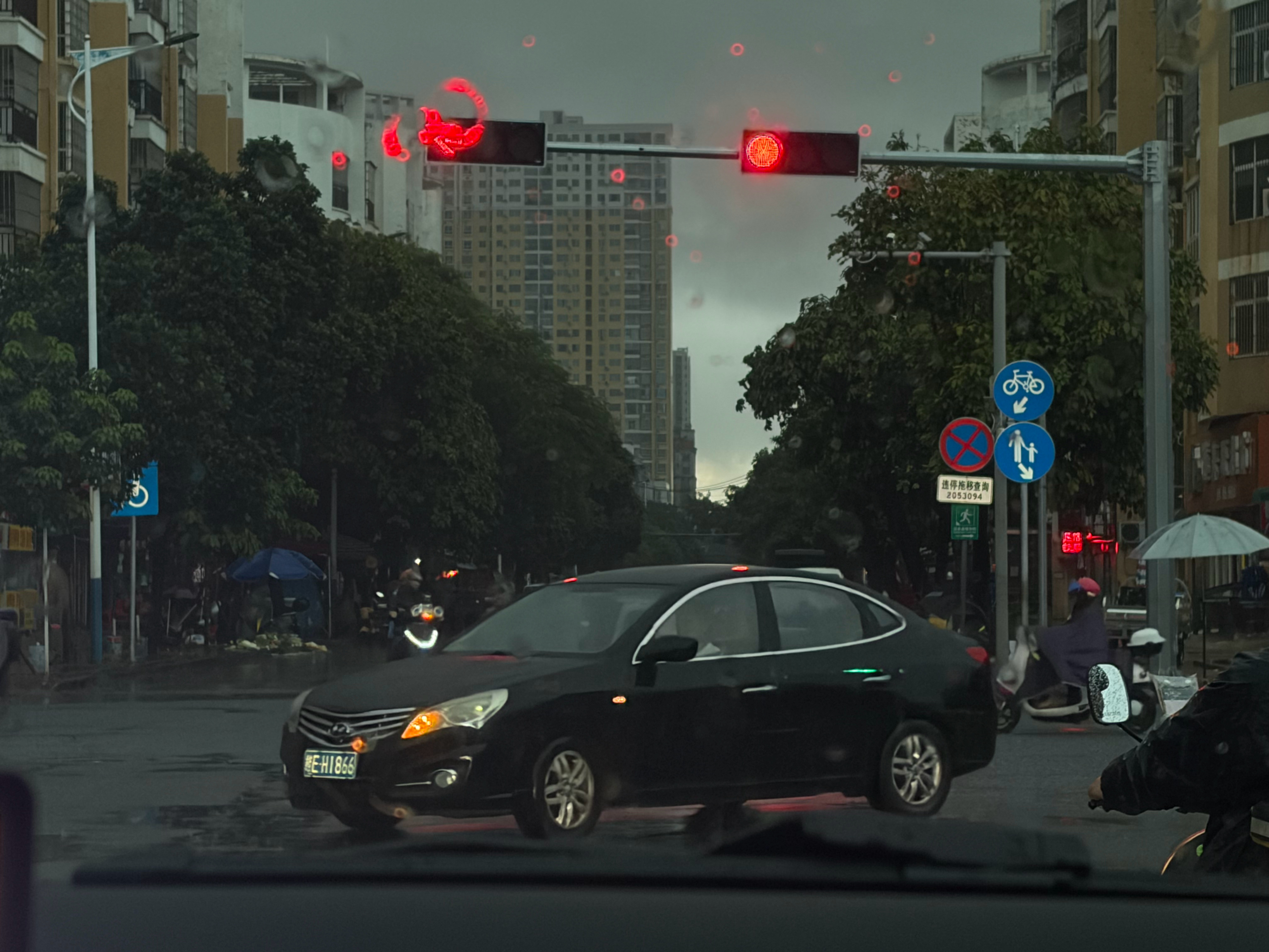 这个雨下得，我不说，都没人知道这是早上10点半。[摊手] ​​​