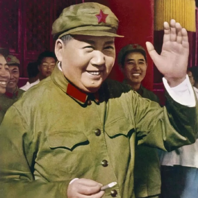 教员从始至终一直和人民群众站在一起  教员从始至终一直和人民群众站在一起，他心里