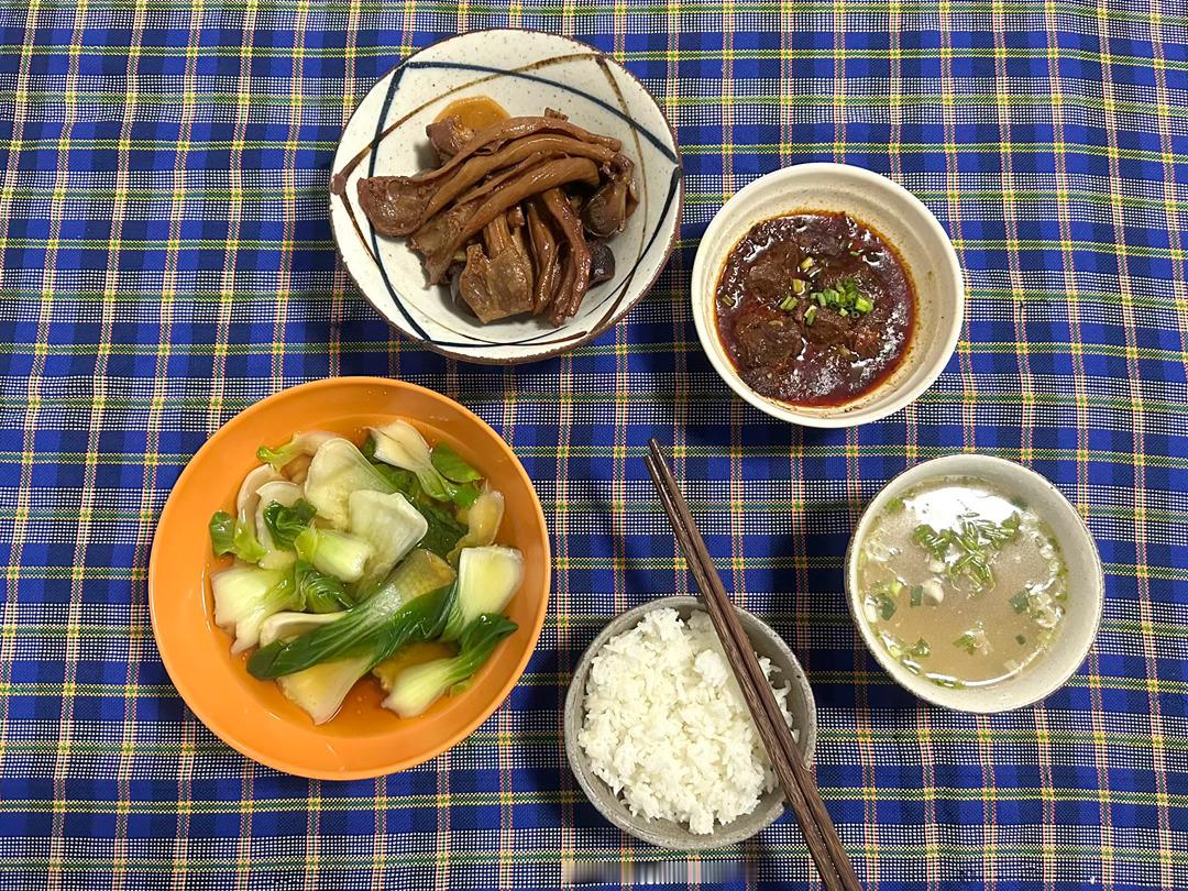 瓦洛洛市场淘的老布，100泰铢，想着做餐桌布所以买了深色的，这下真是吃饭都吃多了