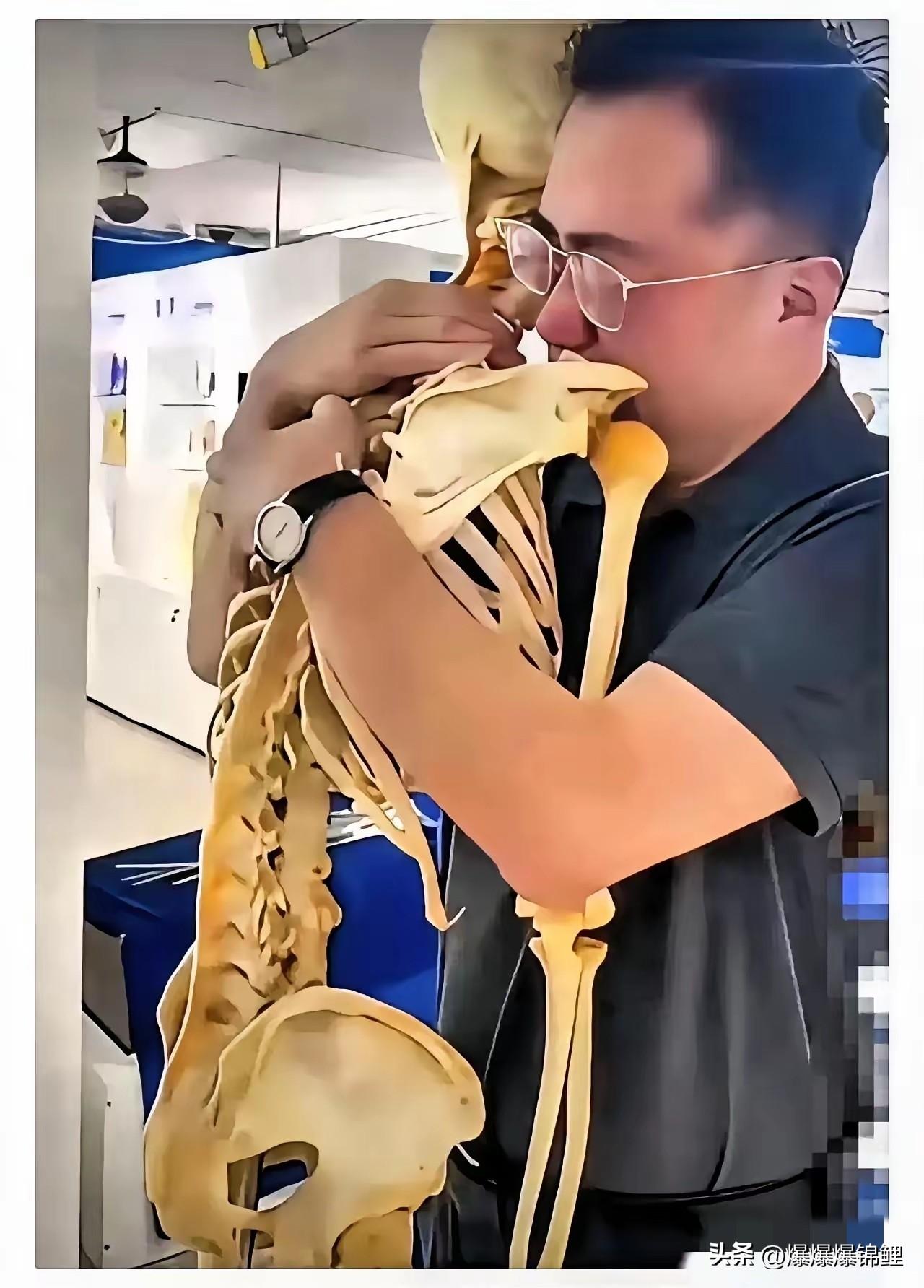 今早刷到一张照片，真的让人心里堵得慌。一位中年医生抱着一副骨架，哭得全身都在抖，