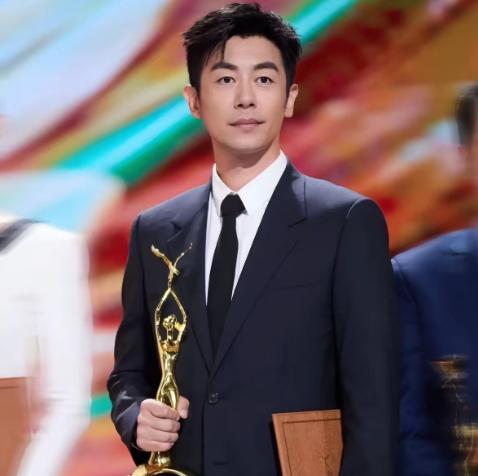 内娱出了一个可怕的男演员，就是朱亚文。不是说他的长相，而是说他的气质。不知道大家