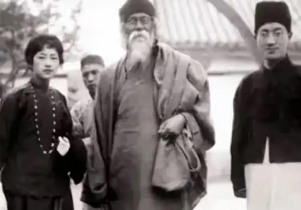 三寸笔杆书天下，
两袖清风好作人。
横批：《书天下与好作人》