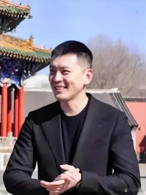 男人永远不会沉沦在失败的爱情婚姻中太久，因为男人自古就被教导，以事业为重，不可沉