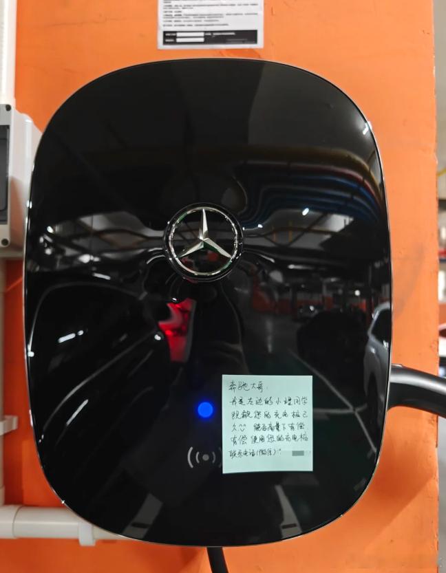 开电车，无私借电桩给邻居充电，这就是中国好邻居吧！ ​​​