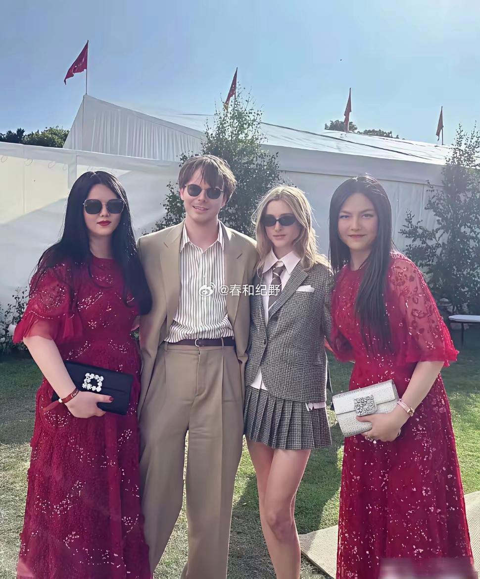 王诗龄能不能穿点年轻人的衣服 看起来和李湘傻傻分不清 
