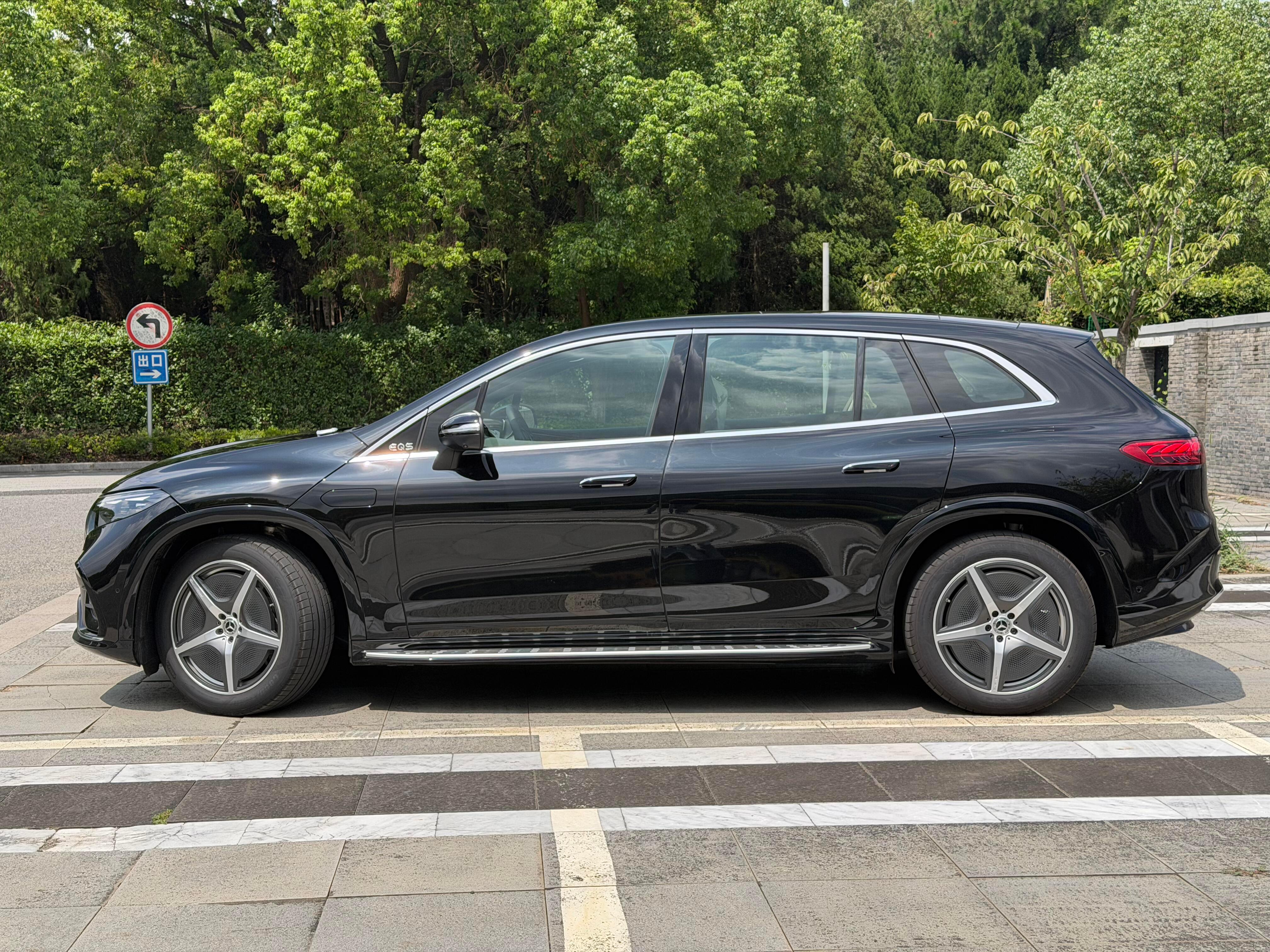 奔驰EQS500 SUV百万豪华纯电指导价：91.05万目前还剩两台都是黑内黑外