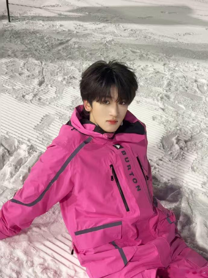 邓佳鑫第一次挑战单板 粉色雪服配单板，邓佳鑫把可爱和帅气平衡得刚刚好，第一次挑战