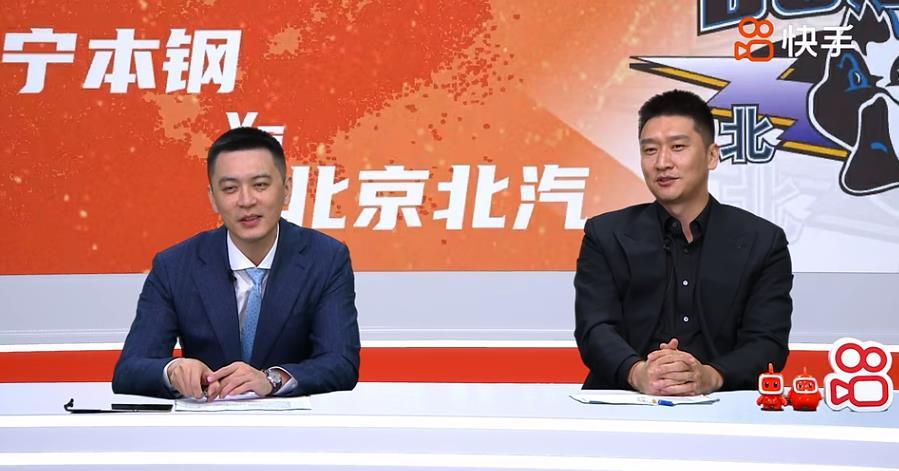 杨鸣和孙悦一起作为嘉宾解说辽宁男篮和北京首钢队这场比赛，他们一个代表着辽宁队，一