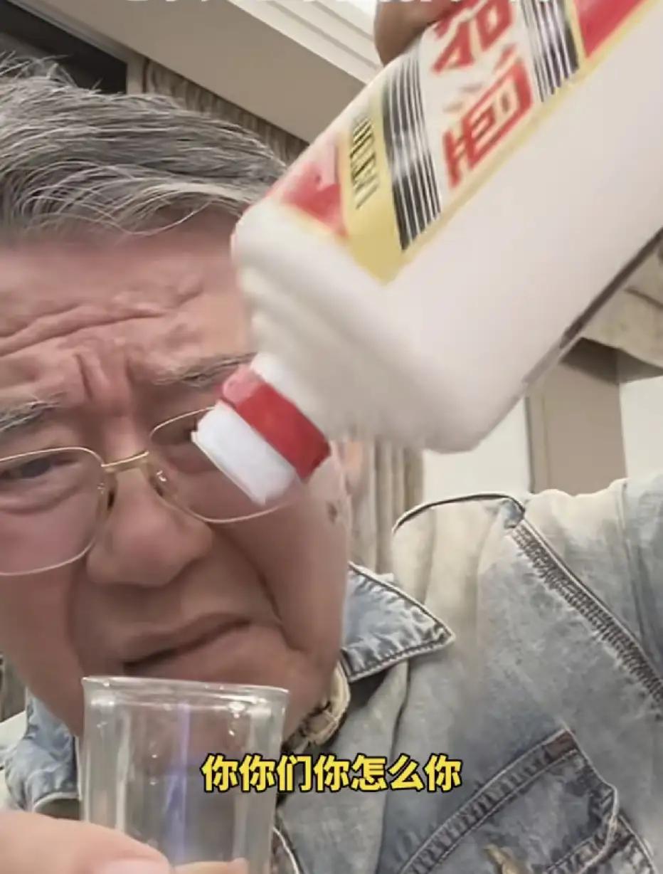 老戏骨李立群近日录制视频时眼眶泛红、语气满是委屈，直言自己出差返回台湾家中，发现