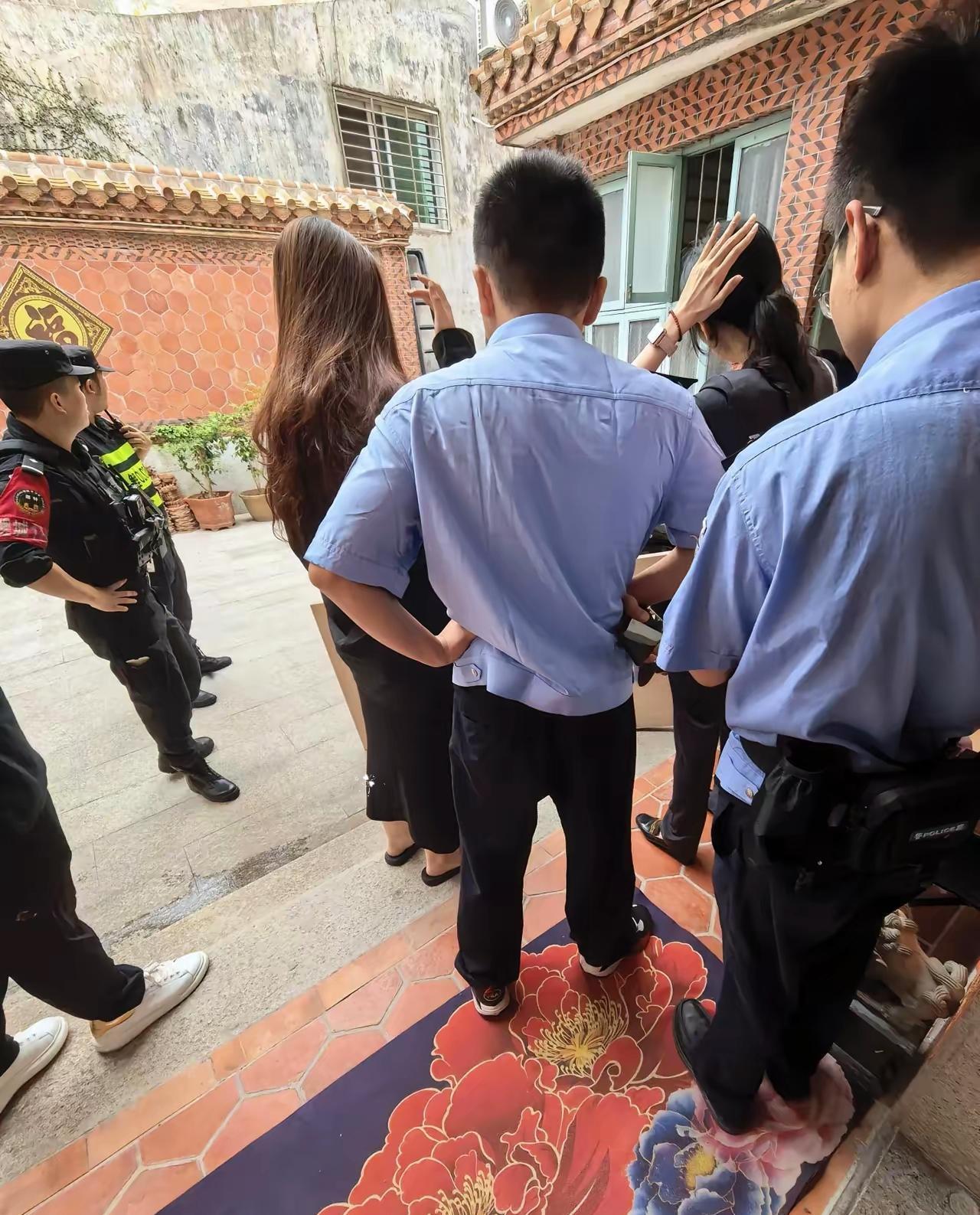 十年前我弟出轨对门媳妇，害得人家扔下三个孩子跑了。
十年后，那男人天天翻我家院墙