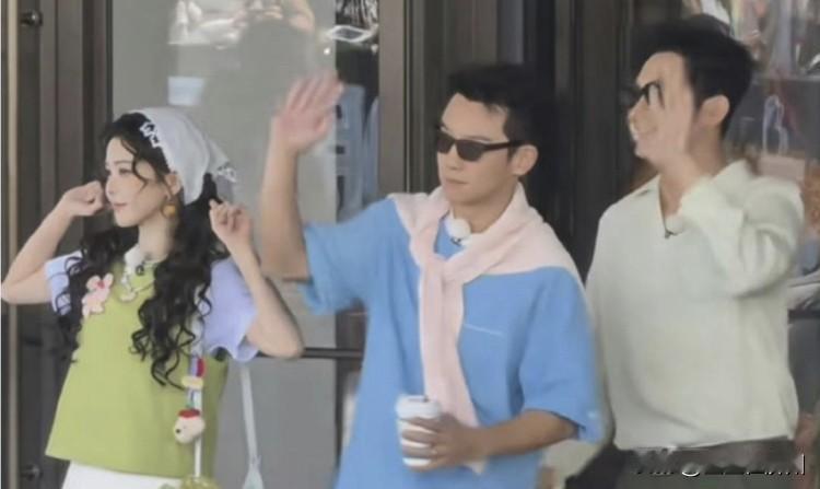 郑恺李晨复宣“奔跑吧”，
最让我关注的一件事是，
白鹿和李晨同乘了一辆车，
要知