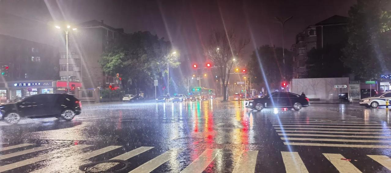 行，中华大街 新石中路 经受住了两天的中雨雨量，不再像前几年没膝盖的水位，为市政