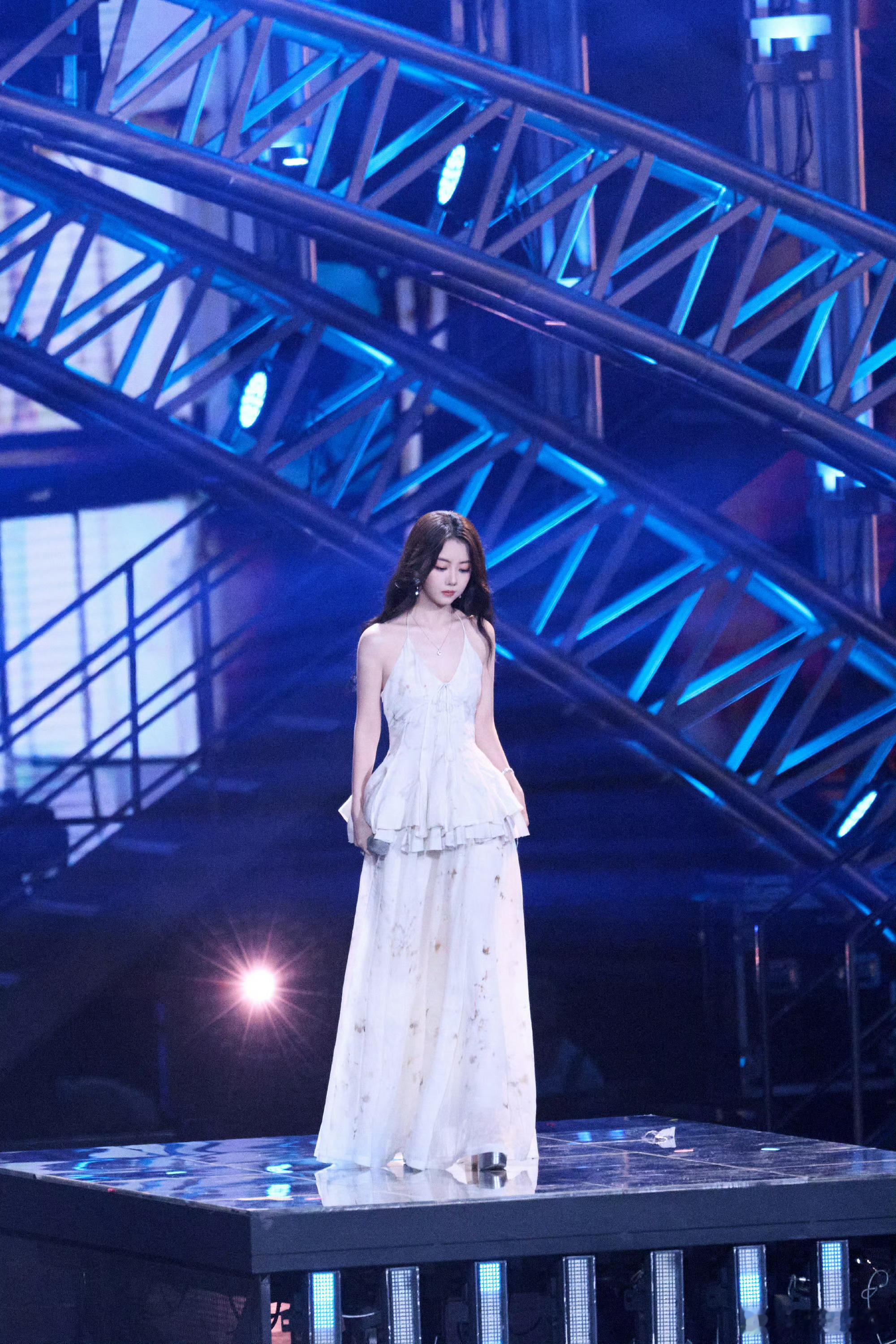 谭松韵 李尖尖美成白月光了白月光本光说的就是谭松韵吧！这个造型又仙又灵，站在舞台