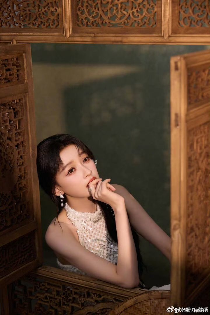 孙怡好仙孙怡好有冲击力的美貌简约礼服衬出原生美感，没有繁杂装饰，仅凭气质脱颖而出