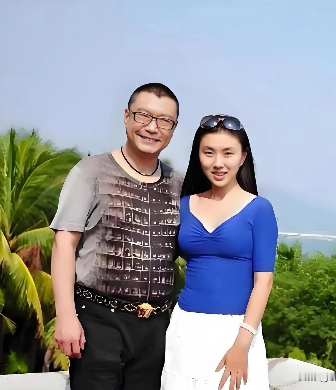这对夫妻看上去好般配，男主可是当年家喻户晓的大明星，一首《纤夫的爱》红遍大江南北