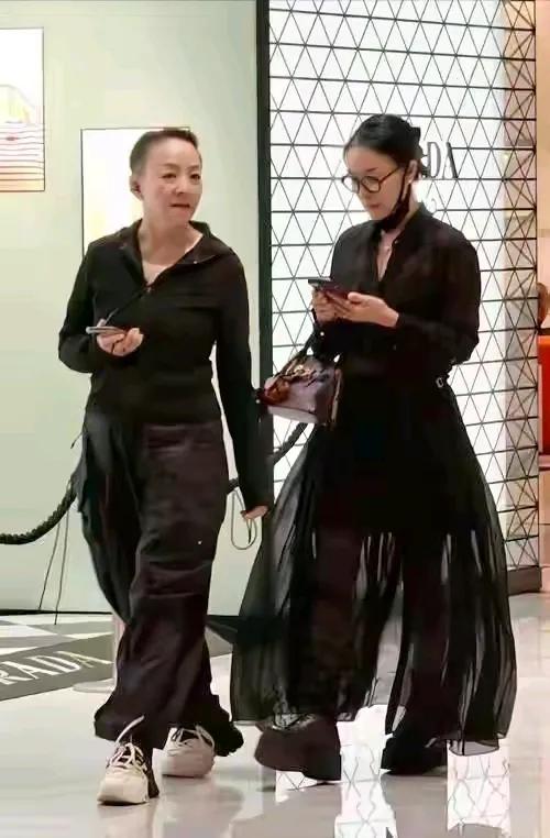 那英宋丹丹同框凹造型。两个人都是一身黑色装扮，有款有型感觉都好酷！特别是那英那姐