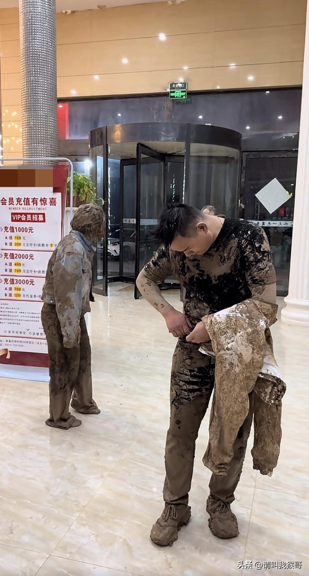 你说巴黎世家的设计师会不会从这张照片里找到灵感？