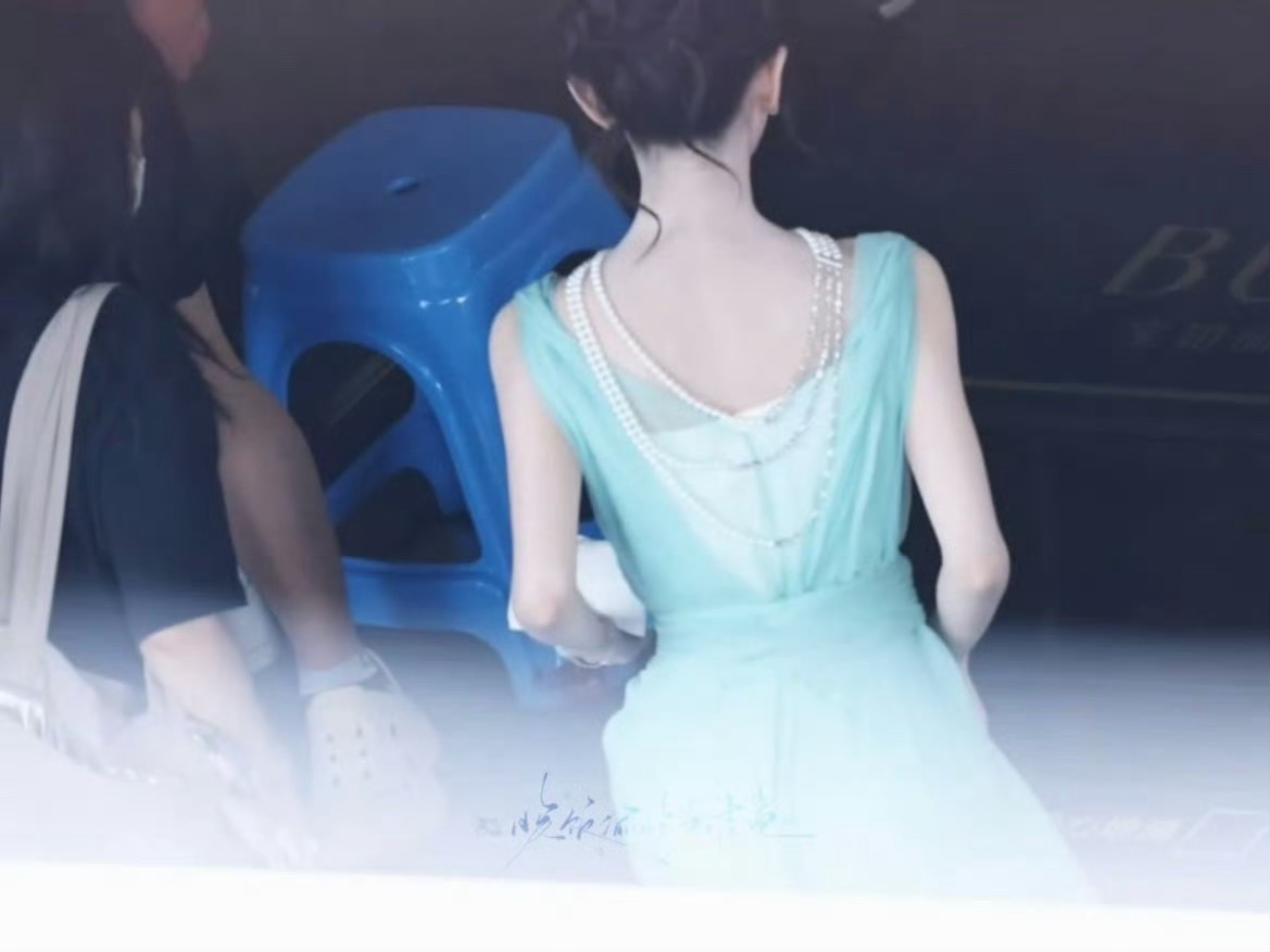 我乃家中独生女，自幼便扛起期许，独自奔赴漫漫前路。 年少时便怀揣滚烫的演艺梦想，